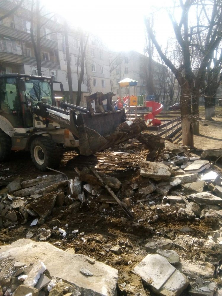 În sectorul Rîșcani au fost executate lucrări de demontare și evacuare a fundațiilor din beton din str. M. Costin, 10, s...