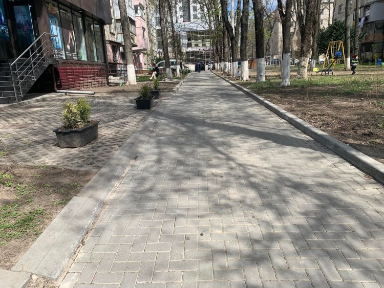 Încă o curte este amenajată în sectorul Rîșcani     Lucrările de reabilitare a curților din sectorul Rîșcani continuă. A...
