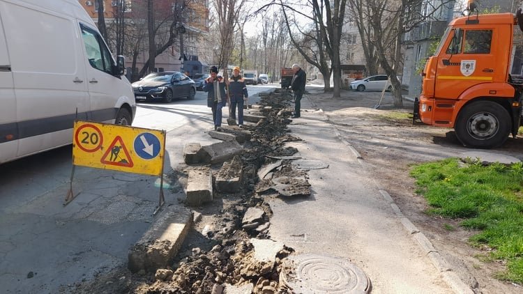 Vă informăm că pe strada Academician A. Saharov din sectorul Rîșcani se repară trotuarele și carosabilul, pe tronsonul c...
