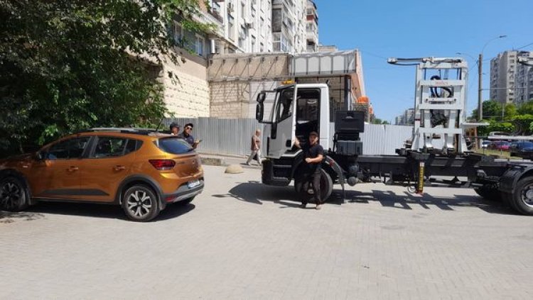 Trotuarele au destinația pentru cetățenii – pietoni     Îndemnăm conducătorii auto să nu parcheze, nu descarce marfa pe...