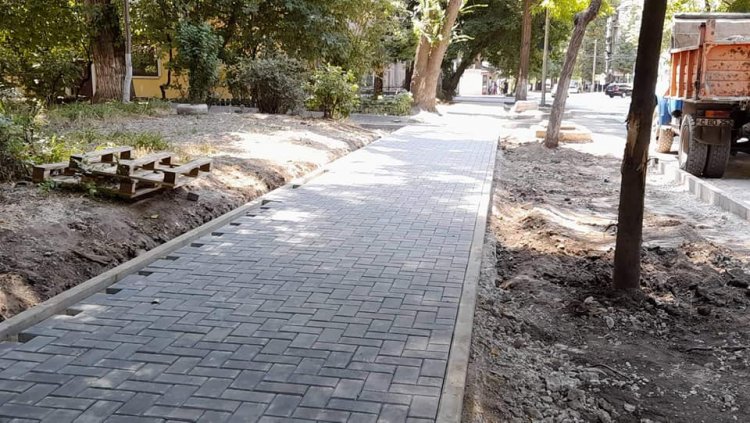 În sectorul Rîșcani continuă lucrările de reabilitare a trotuarelor din str. Miron Costin şi str. Academician Andrei Sah...