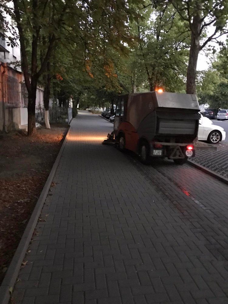 În sectorul Rîşcani toate serviciile municipale sunt în teren la înlăturarea consecințelor ploii torențiale de ieri-sear...