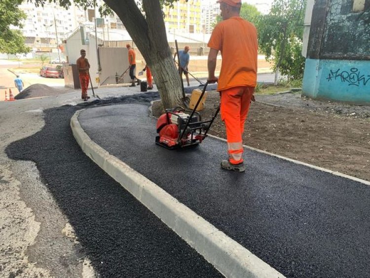 Pretura sectorului Rîşcani informează despre continuarea lucrărilor de amenajare a trotuarului spre Liceul Teoretic „Mih...