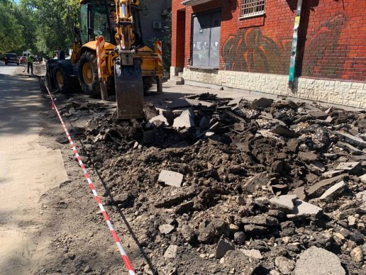 Trotuarele din str. Nicolae Dimo sunt în plin proces de reabilitare și amenajare.