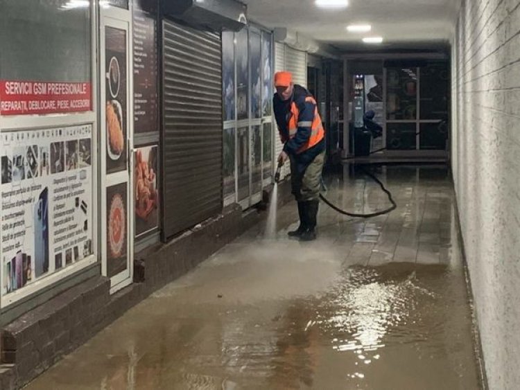 Accesul în pasajul cu trecere subterană din preajma Circului a fost sistat temporar din cauza avariei la rețeaua de term...