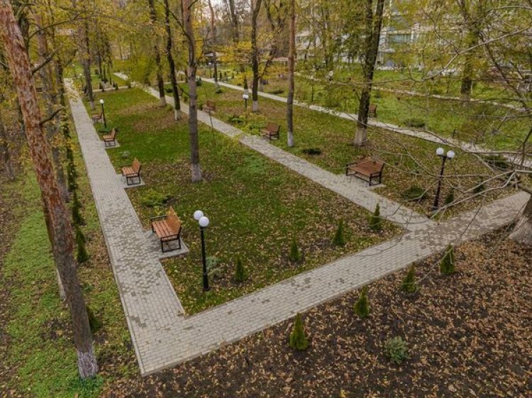 ✅Scuarul din str. Alecu Russo, 11/1, de pe teritoriul Spitalului Clinic Municipal „Sfânta Treime” a fost reabilitat. ▶️L...