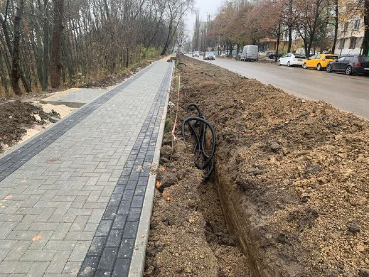 Trotuarele din strada Florilor, sectorul Rîşcani, pe ambele părți sunt în reparație