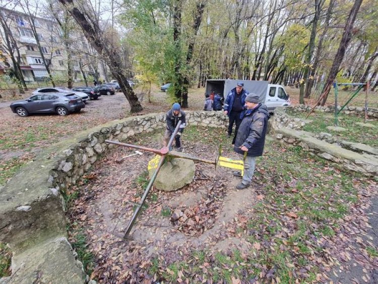 În sectorul Rîşcani sunt executate lucrările de demontare a barelor metalice și elementelor uzate, evacuare pietrelor din...