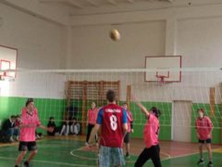 În sectorul Rîșcani s-a dat start competițiilor sportive la volei (echipe gimnaziale)- Cupa Preturii sectorului Rîşcani,...