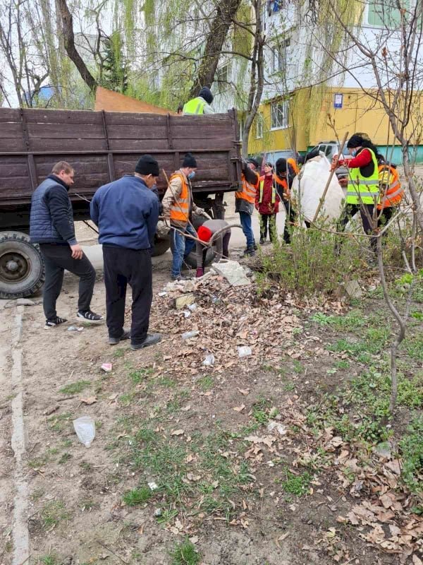 Salubrizarea, 14.04.2021 Curățarea platformelor de gunoi,...
