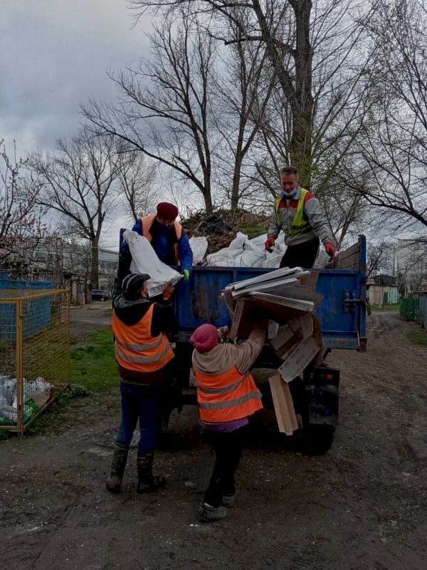 Curățarea spațiilor publice În sectorul Rîșcani continuă...