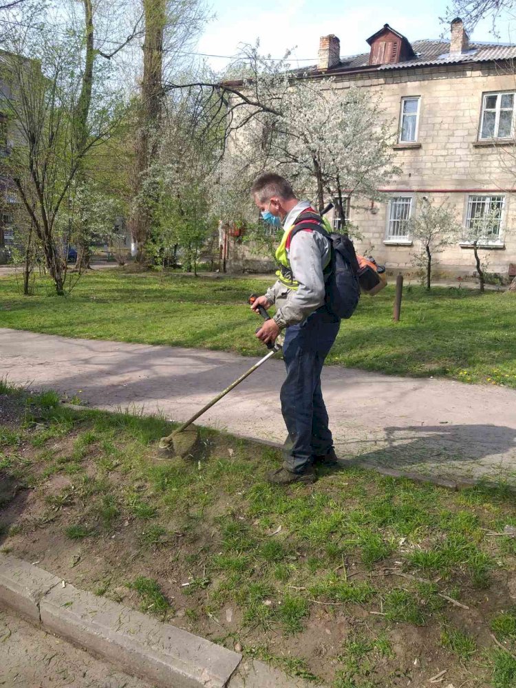 Sezonul cositului Muncitorii Întreprinderilor municipale de...